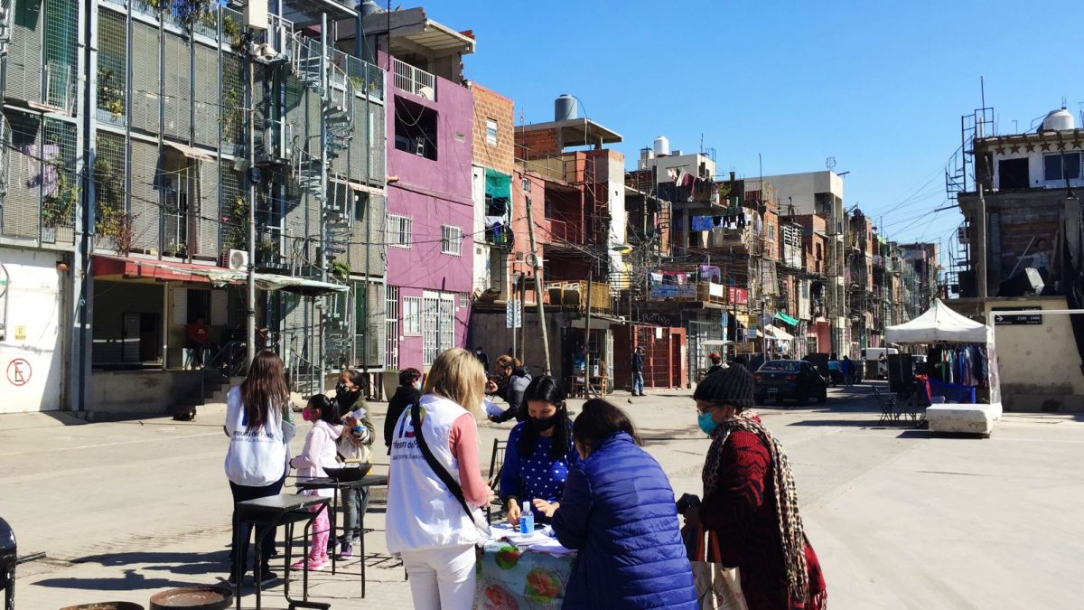 26-08 migrantes barrio mugica