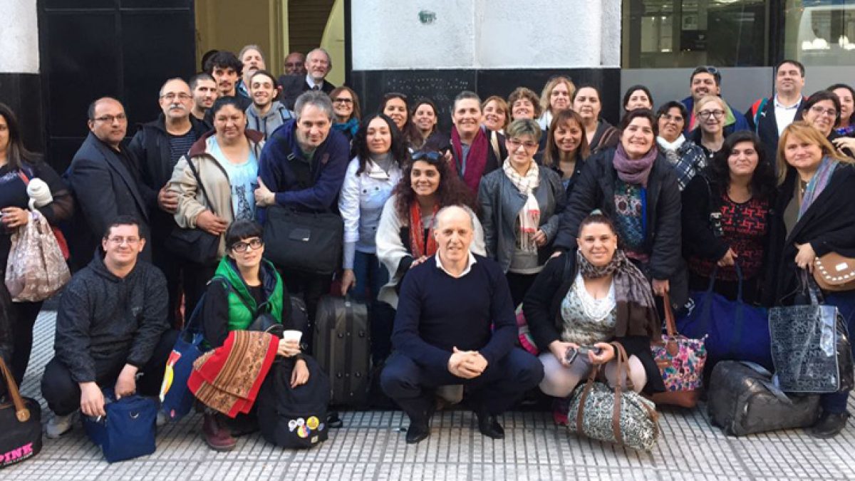 Alejandro Amor despidiendo a los cooperadores escolares