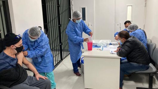 Vacunación detenidos 900x450