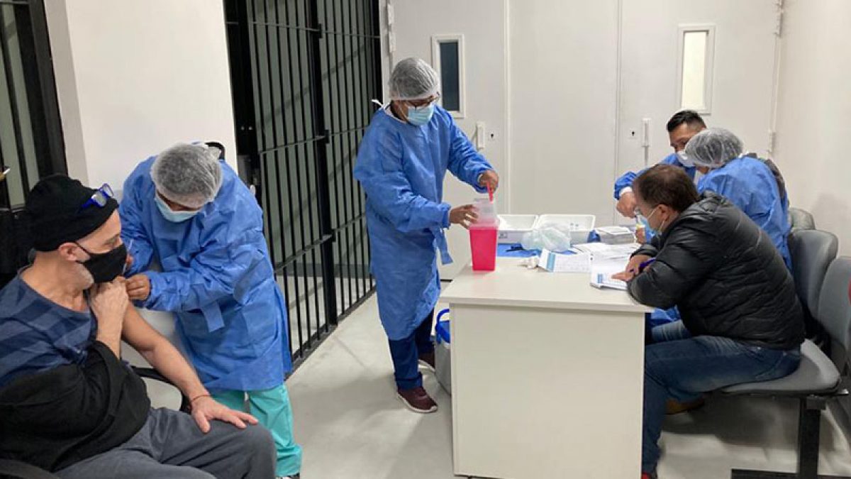 Vacunación detenidos 900x450