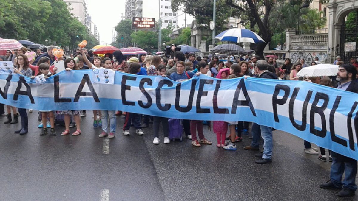 abrazo_escuela_primera_junta